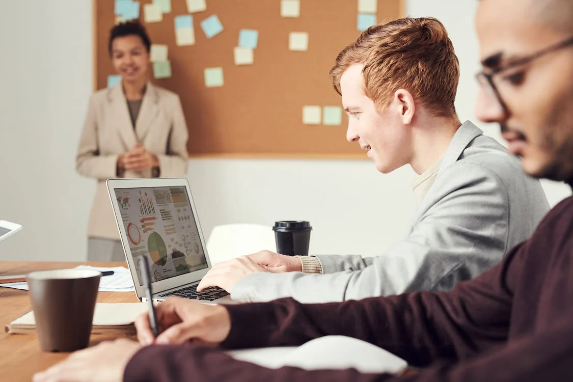 All Hands Meetings: [5+ Tips & Best Practices] To Make It Effective in 2025