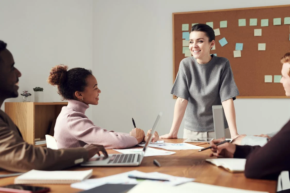 Here's How To Give Feedback To Employees [+ Tips & Strategies]